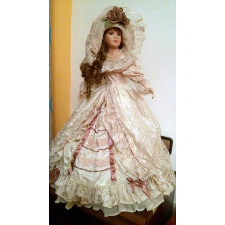 Muñeca de porcelana vintage alta