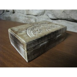 Antigua caja de madera con grabado