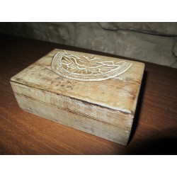 Antigua caja de madera con grabado
